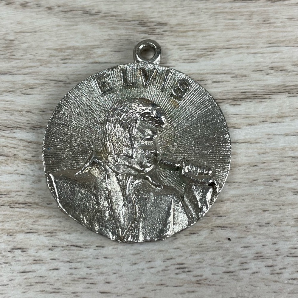 ELVIS KING OF ROCK VINTAGE COLLECTIBLE MEDALLION 1935-1977 RARE Pendant